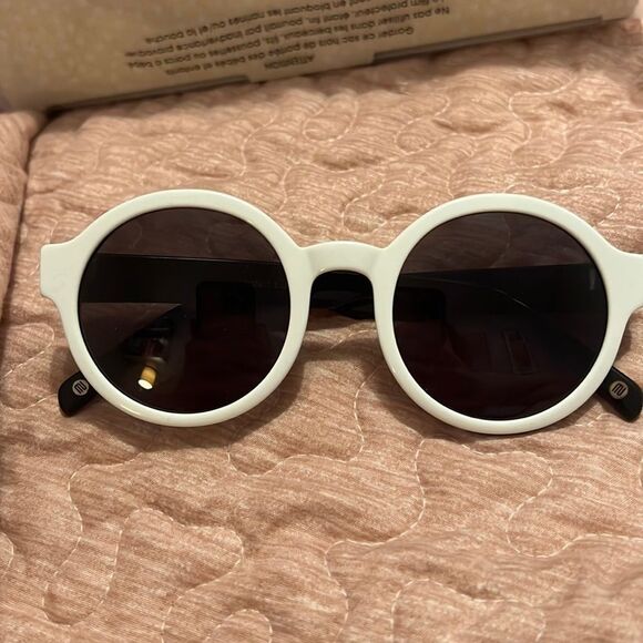 Muse white sunglasses never been used in the original case 70s mod new - Picture 2 of 6